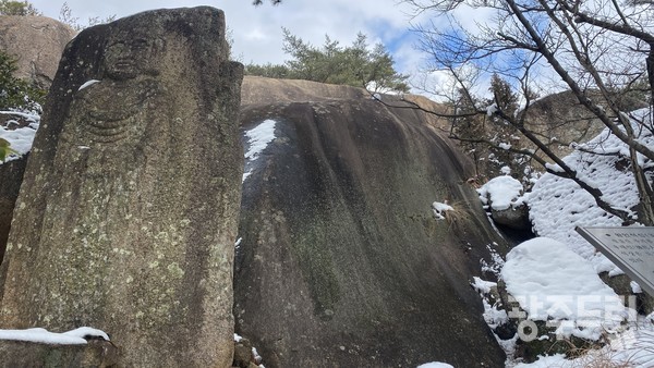 기찬묏길2길에서 만난 왕인석상과 책굴.