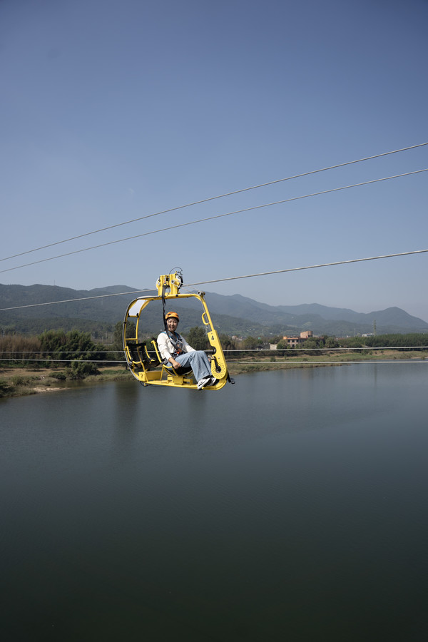 섬진걍을 가로지르는 상공 365m의 스카이 바이크. 