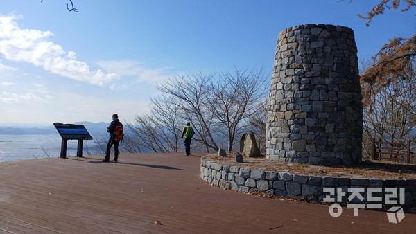 학산리 봉수대.