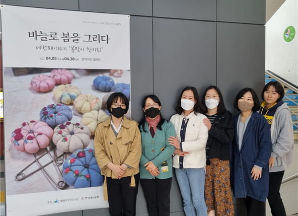 예쁜손공예협동조합 구성원들.