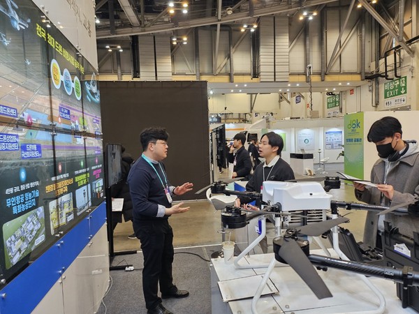 고흥군이 26일부터 부산 벡스코에서 열리는 ‘2025 부산 드론쇼 코리아’에 참가해 우주산업 및 드론·UAM(도심항공모빌리티) 인프라 홍보와 투자유치 활동을 전개하고 있다.