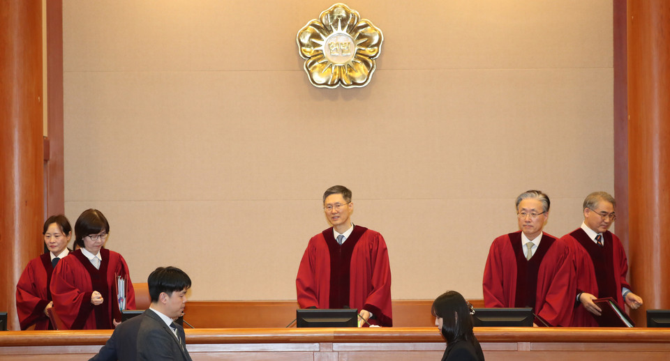 문형배 헌법재판소장 권한대행을 비롯한 헌법재판관들이 서울 종로구 헌법재판소에서 한덕수 국무총리 탄핵심판 1차 변론기일에 참석하고 있다. / 뉴시스