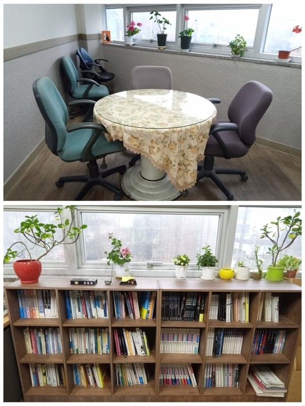 학원 로비 창쪽에 있던 책꽂이를 연구실로 옮겼다.