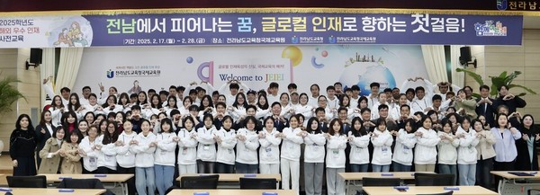 해외 유학생들이 사전교육 수료식을 마친 뒤 기념촬영을 하고 있다. 전남도교육청 제공