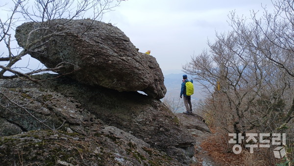 만대산 바둑돌 바위.