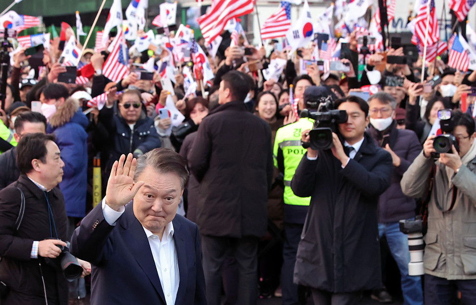 석방된 윤석열 대통령이 8일 오후 서울 용산구 한남동 관저 입구에서 지지자들에게 인사하고 있다. /뉴시스