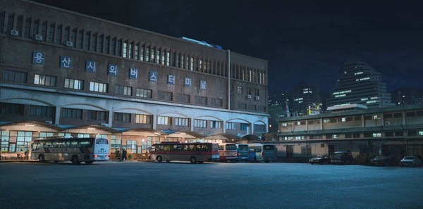 관식과 금명이 손 흔들며 헤어지던 버스터미널로 등장한 벌교공용버스터미널. 넷플릭스 제공.