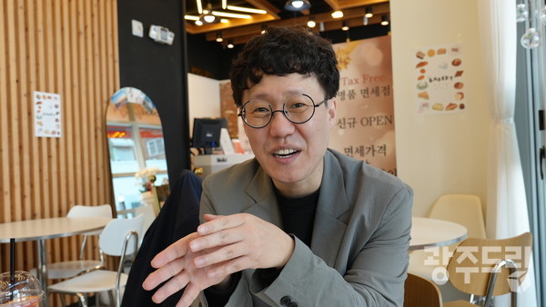 지난 20일 서구 상무지구 한 모처에서 정재환 관세사가 미 관세 정책에 따른 지역 경제에 미칠 영향을 설명하고 있다.