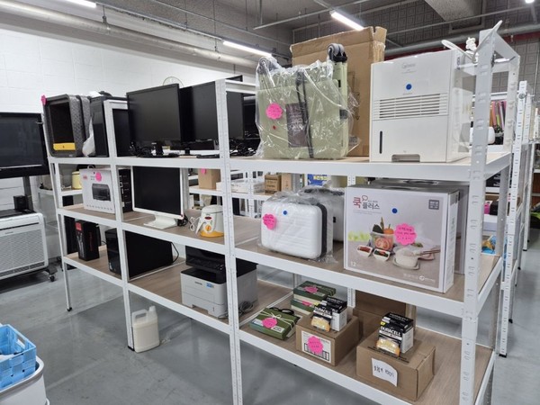 여러가지 물품들이 진열돼 있는 공유자원 순환가게 내부 모습.