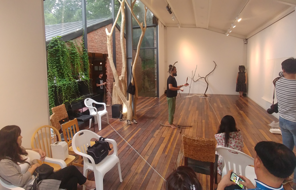 호랑가시나무 창작소 레지던시 입주 작가들.  아트주 제공.