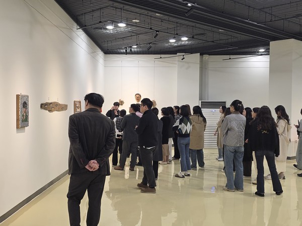 빛고을시민문화관 1층에서 열리고 있는 박성호 작가 전시 모습. 광주문화재단 제공.