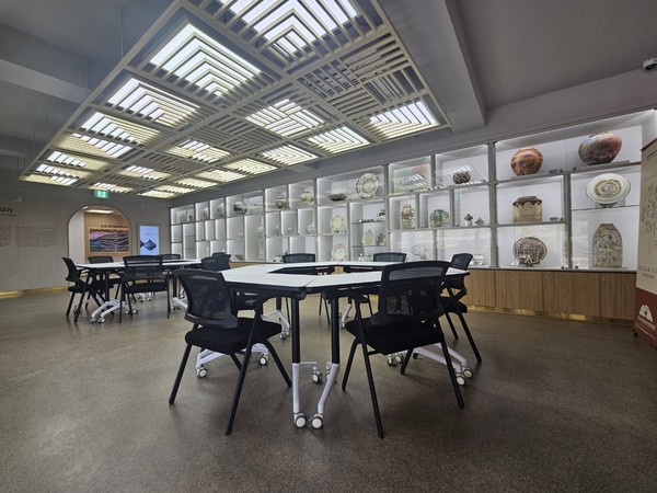 무등산분청사기전시실 체험공간. 분청사기 50여점이 전시되어 있으며, 행사나 해설 프로그램이 있을 시 테이블에 앉아 진행한다.