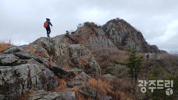 암릉지대.