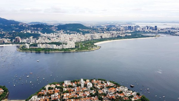팡데아수카르서 내려다본 해변.