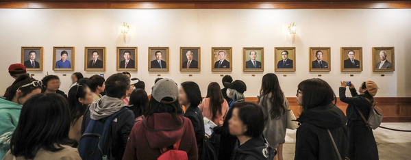 청와대에서 관람객들이 역대 대통령들의 초상화를 구경하고있다.  뉴시스