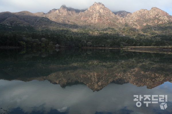 사자저수지의 반영.