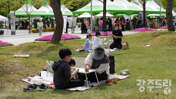 시청 앞 잔디광장에서 열린 어린이 그림대회에서 아이들이 그림을 그리고 있다.