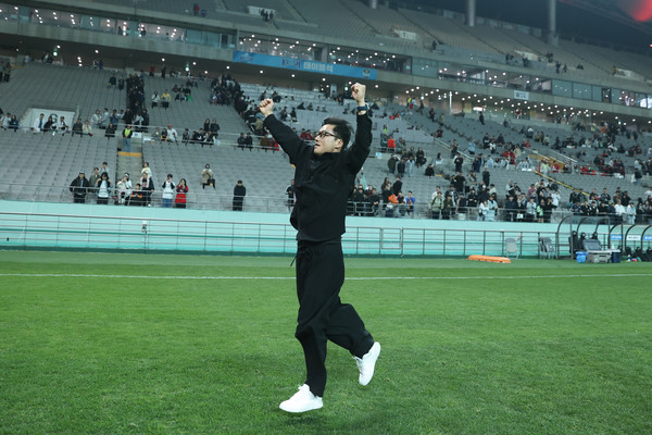 지난 4월 19일 승리에 포효하는 이정효 감독.