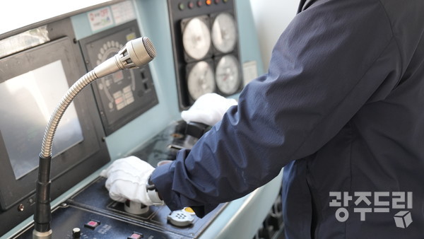 최환규(47) 광주교통공사 승무팀 지하철 기관사가 운전하는 모습.