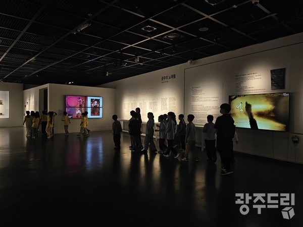 ‘공명-기억과 연결된 현재’ 전시 전경.