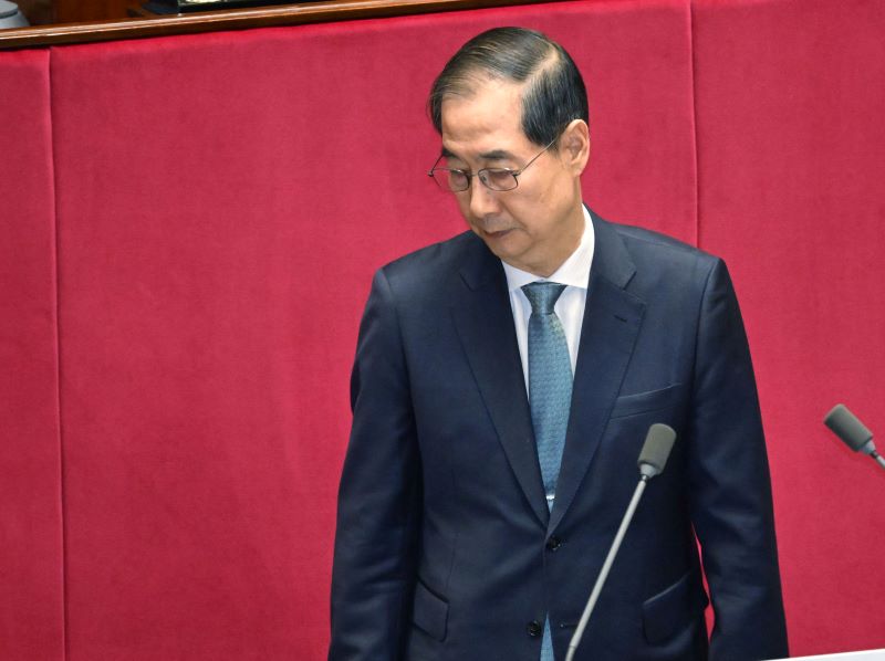 한덕수 대통령 권한대행 국무총리가 24일 서울 여의도 국회에서 열린 제424회 국회(임시회) 제6차 본회의에서 2025년도 제1회 추가경정예산안에 대한 정부의 시정연설을 마치고 퇴장하고 있다. 뉴시스.