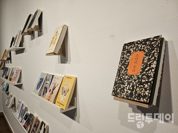 28일 광주 서구 5·18기념문화센터 지하 1층 전시관에서 열리고 있는 ‘소리 없는 목소리’ 전시의 작은 서가에 한강 작가의 소설 ‘소년이 온다’가 비치돼있다.