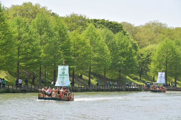 관광객들 대나무로 만든 뗏목을 직접 타는 체험을 즐기고 있다. 