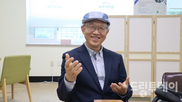 지난달 광주대학교에서 본보와 인터뷰를 진행한 이용교 사회복지학부 교수.