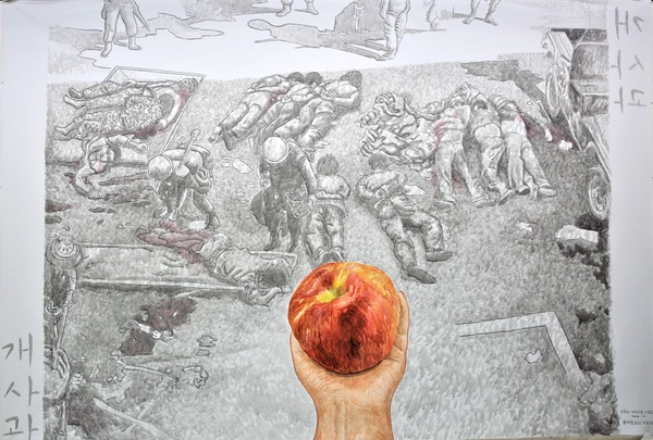 오월미술제에 전시된 홍성담 작가의 '개사과'.