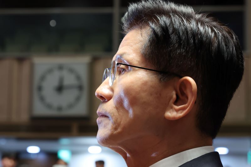 김문수 국민의힘 대선 후보가 9일 오전 서울 여의도 국회에서 열린 의원총회에서 권영세 비상대책위원장의 발언을 듣고 있다. /뉴시스