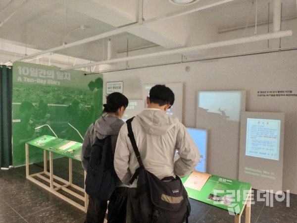 ‘증인: 국경을 넘어’ 전시를 둘러보고 있는 관람객들.