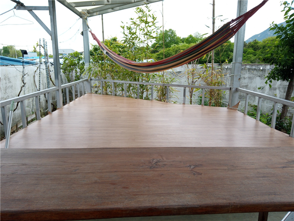 장판을 새로 깐 정자.