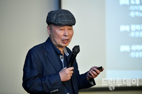 14일 ‘2025 드림CEO아카데미’ 4강 강사로 나선 이인식 지식융합연구소 소장이 강연하고 있다.