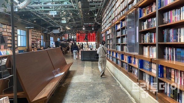 F1963의 심장과 같은 YES24책방.