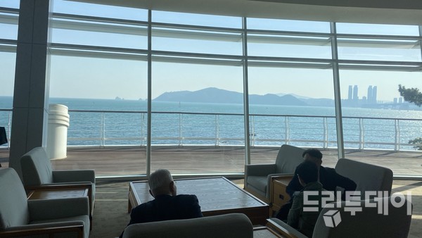 해운대의 APEC하우스와 동백섬.