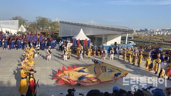 용기가 흩날리는 퍼레이드.