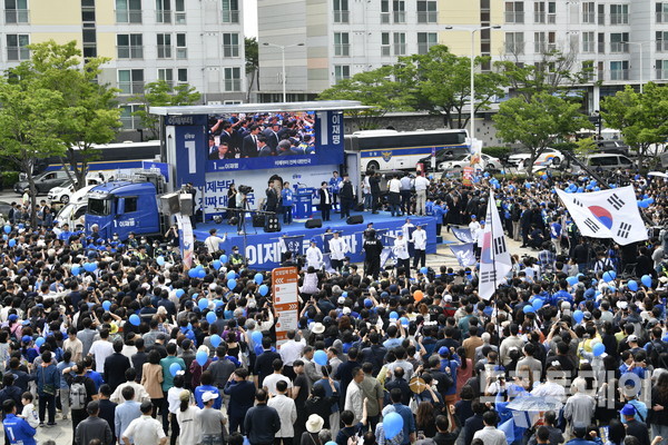 17일 오후 광주 서구 김대중컨벤션테에서 열린 이재명 민주당 대선 후보 선거유세에서 임을 위한 행진곡이 울려퍼지고 있다.