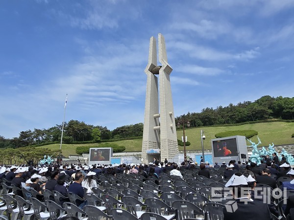 5·18 민주화운동 45주년 <b>기념식</b> 엄수…"함께, 오월을 쓰다"