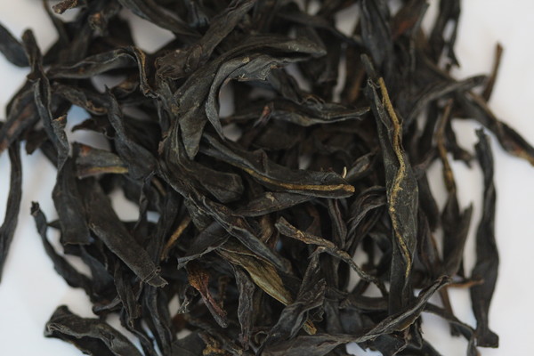 송종단총(宋種單叢)의 외형: 청갈(靑褐)의 색택과 오룡차 특유의 힘찬 용트림에 백호는 거의 없으며, 끝으로 갈수록 뾰족해지는 모양이다.