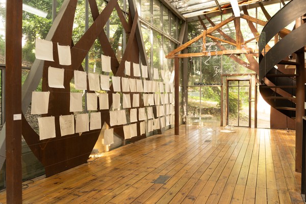 글라스폴리곤에 마련된 관객 참여 섹션 ‘물로 쓴 시(詩)_못다한 말’.