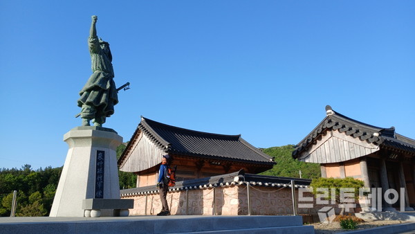 배중손장군 동상.