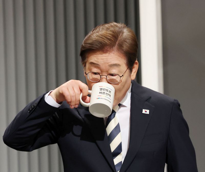 이재명, '<b>비법조인 대법관 논란</b>'에 "제 입장 아냐…불필요한 논쟁"