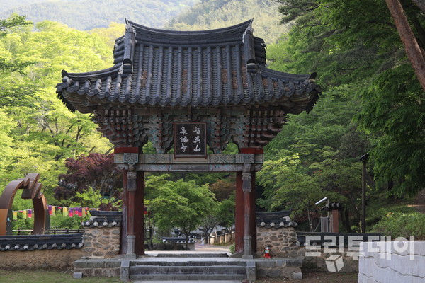 지리산의 관문 천은사.