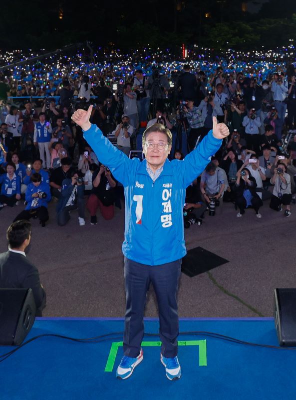 이재명 더불어민주당 대선후보가 2일 오후 서울 영등포구 여의도공원 문화의마당에서 열린 집중유세에서 양손을 들어보이고 있다. /뉴시스