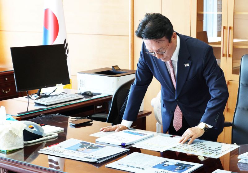 김민석 국무총리 후보자가 5일 오전 서울 종로구 금융감독원 연수원에 마련된 인사청문회 준비사무실에서 신문 자료를 살펴보고 있다. 뉴시스