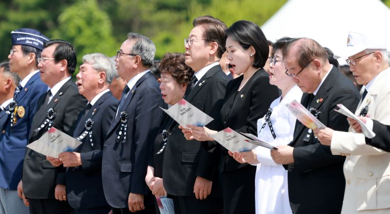 이재명 대통령과 김혜경 여사가 6일 서울 동작구 국립서울현충원에서 열린 제70회 현충일 추념식에서 현충의 노래를 부르고 있다. /뉴시스