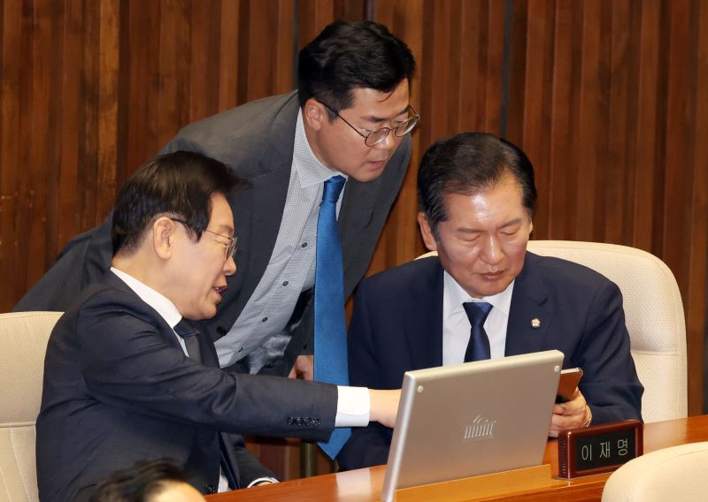 지난 2024년 9월 11일, 당시 이재명 더불어민주당 대표와 박찬대 원내대표, 정청래 의원이 국회에서 열린 제418회국회(정기회) 제6차 본회의 대정부질문(경제)에서 휴대전화를 보고 있다. /뉴시스