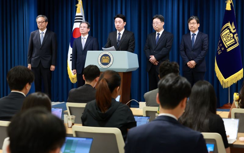 강훈식 비서실장이 6일 서울 용산구 대통령실 브리핑룸에서 조직개편안 및 1차 인선 발표 관련 브리핑을 하고 있다. 왼쪽부터 문진영 사회수석비서관, 김용범 정책실장, 강 비서실장, 하준경 경제성장수석, 류덕현 재정기획보좌관. /뉴시스