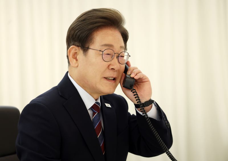 이재명 대통령이 6일 서울 한남동 관저에서 도널드 트럼프 미국 대통령과 전화 통화를 하기 위해 수화기를 들고 있다. 뉴시스