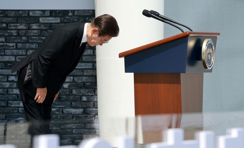 이재명 대통령이 6일 서울 동작구 국립서울현충원에서 열린 제70회 현충일 추념식에서 추념사를 마치고 인사하고 있다. 뉴시스